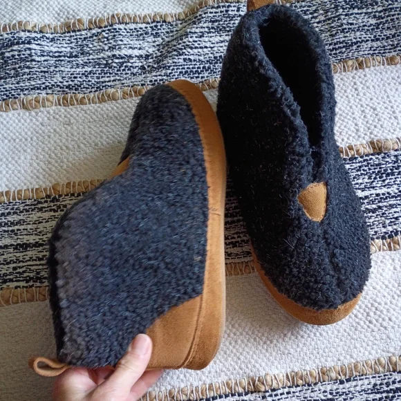 Acorn Cozy Sherpa Slip-On Slippers with Tan Soles - Picture 3 of 8